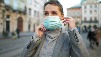 pandémie protection de le covid-19 corona virus. portrait de une femme dans une manteau, des lunettes et une protecteur médical masque. des lunettes brouillard en haut de souffle video