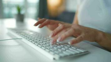 fêmea mãos digitando em uma computador teclado. conceito do controlo remoto trabalhos video