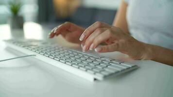 weiblich Hände Tippen auf ein Computer Klaviatur. Konzept von Fernbedienung Arbeit video