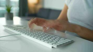 femelle mains dactylographie sur une ordinateur clavier. concept de éloigné travail video