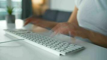 fêmea mãos digitando em uma computador teclado. conceito do controlo remoto trabalhos video