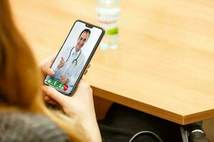 cuidado de la salud en línea consultante concepto, medicina en moderno tecnologías en línea foto