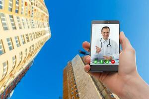 joven médico en vídeo conferencia con paciente. médico en línea foto