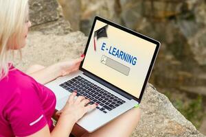 educación. distancia aprendizaje en línea en el Desierto en el abierto aire. foto