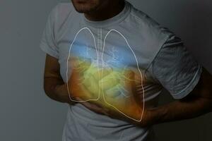 humano pulmones, hombre participación su mano en el zona de su pulmones. foto