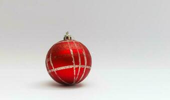 soltero rojo Navidad árbol pelota decoración aislado terminado el blanco fondo, foto