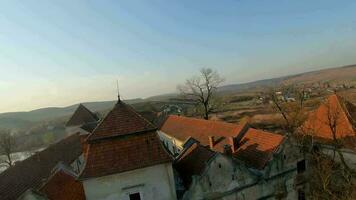 aérien vue de svirzh Château près lviv, Ukraine. Lac et alentours paysage à le coucher du soleil. tournage avec fpv drone video