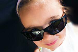 chica con gafas de sol foto