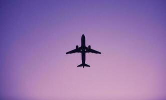 el avión en el cielo foto