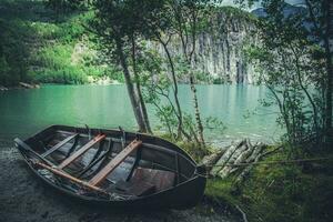 barco de pesca de madera foto