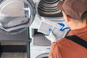 hombres limpieza lavadora y secadora filtrar foto