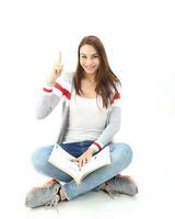 yong sur este asiático medio oriental caucásico juventud hombre mujer en casual vestir caminar hablar divertido sentar a mesa libro cuaderno bolígrafo ordenador portátil computadora estudiar pensar leer en blanco antecedentes foto