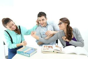 yong sur este asiático medio oriental caucásico juventud hombre mujer en casual vestir caminar hablar divertido sentar a mesa libro cuaderno bolígrafo ordenador portátil computadora estudiar pensar leer en blanco antecedentes foto