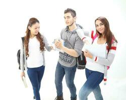 yong sur este asiático medio oriental caucásico juventud hombre mujer en casual vestir caminar hablar divertido sentar a mesa libro cuaderno bolígrafo ordenador portátil computadora estudiar pensar leer en blanco antecedentes foto