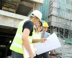 sur este asiático joven malayo chino hombre mujer vistiendo sin peligro casco construcción sitio trabajo foto