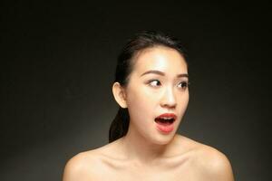 joven hermosa asiático mujer facial expresión foto