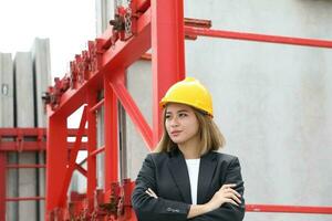 asiático mujer chino malayo trabajador ingeniero administración difícil sombrero la seguridad casco a construcción sitio actitud Mira confidente foto