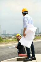sur este asiático construcción trabajador ingeniero administración a construcción sitio difícil la seguridad sombrero casco foto