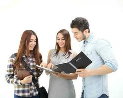 yong sur este asiático medio oriental caucásico juventud hombre mujer en casual vestir caminar hablar divertido sentar a mesa libro cuaderno bolígrafo ordenador portátil computadora estudiar pensar leer en blanco antecedentes foto