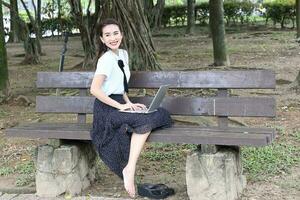 joven asiático chino mujer al aire libre parque foto