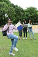 joven asiático malayo chino hombre mujer al aire libre parque libro archivo carpeta ordenador portátil computadora teléfono sentar estar estudiar mezclarse foto