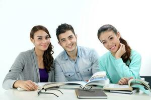 yong sur este asiático medio oriental caucásico juventud hombre mujer en casual vestir sentar estar a mesa libro cuaderno bolígrafo hablar estudiar pensar rad Mira a cámara en blanco antecedentes foto