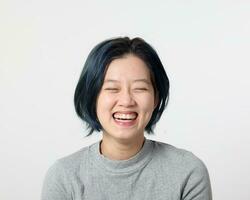 joven atractivo asiático chino malayo mujer actitud cara cuerpo expresión modo emoción en blanco antecedentes risa sonrisa contento foto