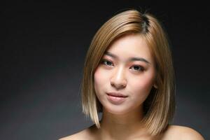 sur este asiático hermosa joven dama Moda maquillaje cosmético foto