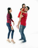 Sureste asiático familia padres hija padre madre niño actitud contento capa llevar en blanco antecedentes foto