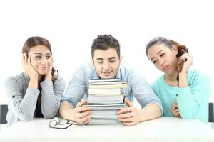 yong sur este asiático medio oriental caucásico juventud hombre mujer en casual vestir caminar hablar divertido sentar a mesa libro cuaderno bolígrafo ordenador portátil computadora estudiar pensar leer en blanco antecedentes foto