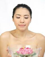 joven hermosa Sureste asiático mujer belleza Moda maquillaje ligero gris blanco antecedentes foto
