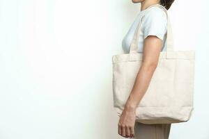 mujer con eco compras totalizador bolso con Copiar espacio para texto. ambiental proteccion, cero desperdiciar, reutilizable, decir No el plastico, sostenibilidad, eco amigable, mundo ambiente día y tierra día concepto foto