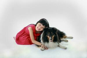 Sureste asiático joven niña niño con mascota perro jugando caricias contento foto