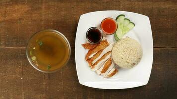 sur este asiático estilo pollo arroz conjunto al vapor asado rebanado pollo con sopa oscuro chile salsa Malasia China foto