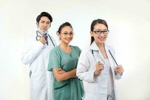 joven asiático malayo chino masculino hembra médico en blanco antecedentes posando mirando a cámara foto