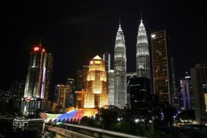 kuala lumpur, malasia-febrero 12, 2020 el recién abrió saloma puente es no solamente un turista atracción, pero un esencial peatonal puente conecta remolcar parte de el ciudad terminado akleh Autopista. foto