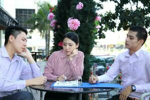 joven sur este asiático medio oriental hombre mujer negocio colega al aire libre estar actitud foto