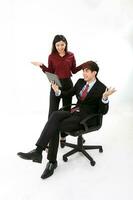 joven atractivo hombre mujer negocio oficina blanco antecedentes sentado en silla mirando que se discute contento alegría tableta almohadilla foto