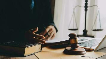 rättvisa och lag koncept.manlig domare i en rättssal med klubban, arbetar med, dator och dockningstangentbord, glasögon, på bordet i morgonljus video