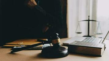 rättvisa och lag koncept.manlig domare i en rättssal med klubban, arbetar med, dator och dockningstangentbord, glasögon, på bordet i morgonljus video