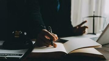 rättvisa och lag koncept.manlig domare i en rättssal med klubban, arbetar med, dator och dockningstangentbord, glasögon, på bordet i morgonljus video