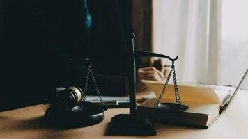 rättvisa och lag koncept.manlig domare i en rättssal med klubban, arbetar med, dator och dockningstangentbord, glasögon, på bordet i morgonljus video