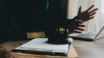 rättvisa och lag koncept.manlig domare i en rättssal med klubban, arbetar med, dator och dockningstangentbord, glasögon, på bordet i morgonljus video