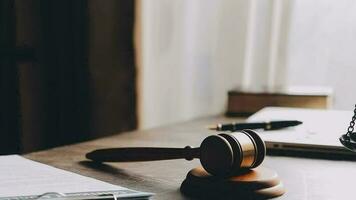 rättvisa och lag koncept.manlig domare i en rättssal med klubban, arbetar med, dator och dockningstangentbord, glasögon, på bordet i morgonljus video