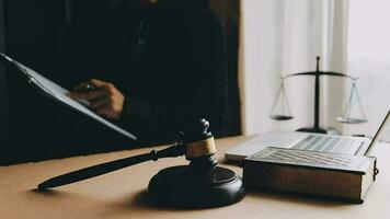 rättvisa och lag koncept.manlig domare i en rättssal med klubban, arbetar med, dator och dockningstangentbord, glasögon, på bordet i morgonljus video