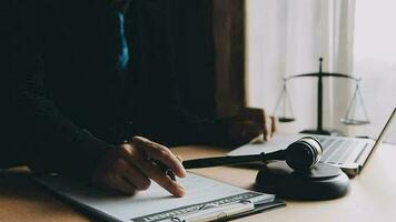 rättvisa och lag koncept.manlig domare i en rättssal med klubban, arbetar med, dator och dockningstangentbord, glasögon, på bordet i morgonljus video