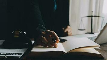 rättvisa och lag koncept.manlig domare i en rättssal med klubban, arbetar med, dator och dockningstangentbord, glasögon, på bordet i morgonljus video