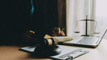 rättvisa och lag koncept.manlig domare i en rättssal med klubban, arbetar med, dator och dockningstangentbord, glasögon, på bordet i morgonljus video