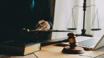 rättvisa och lag koncept.manlig domare i en rättssal med klubban, arbetar med, dator och dockningstangentbord, glasögon, på bordet i morgonljus video