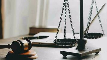 rättvisa och lag koncept.manlig domare i en rättssal med klubban, arbetar med, dator och dockningstangentbord, glasögon, på bordet i morgonljus video